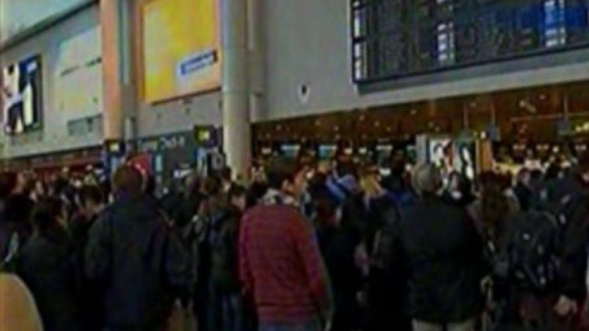 300 de oameni si au petrecut noapte de craciun pe aeroportul charles de gaulle din cauza curselor