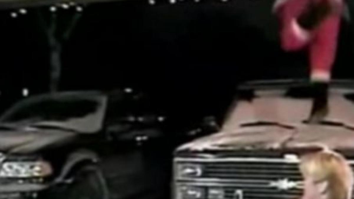 sua un mos craciun turmentat a alunecat de pe acoperis nu pe horn ci pe o masina