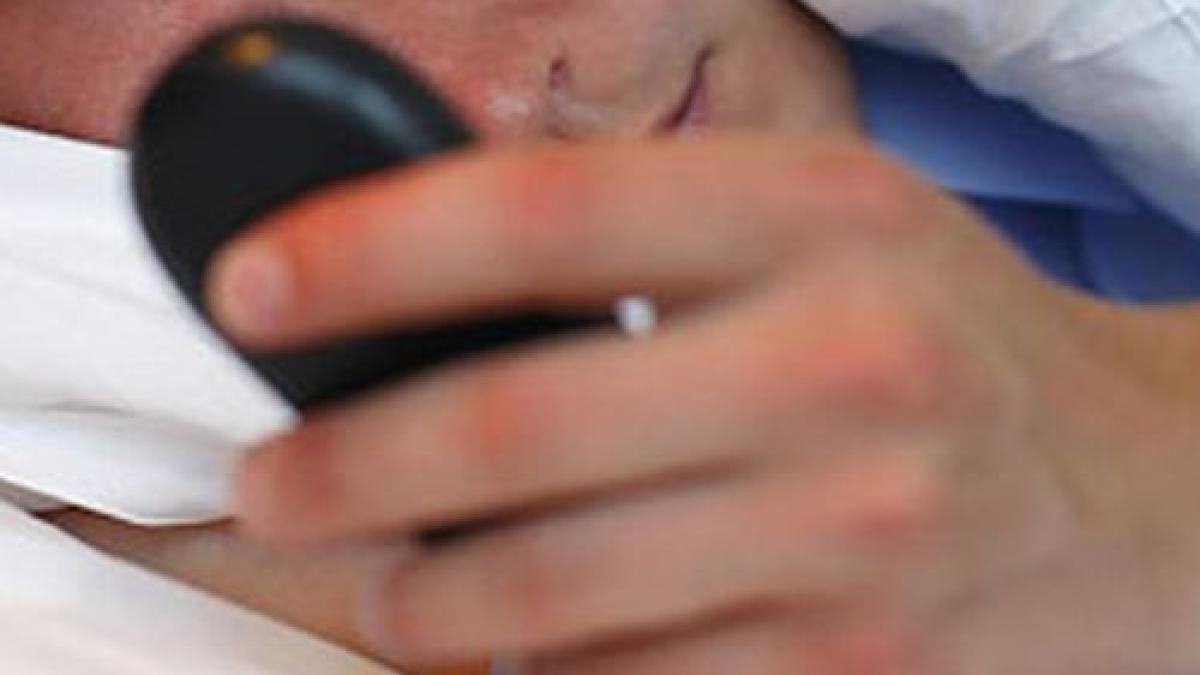 doi batrani au prins un hot sub pat dupa ce i a sunat telefonul mobil