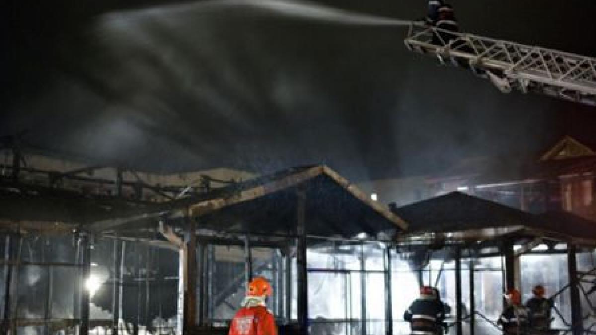 piata crang din buzau a ars din cauza petardelor aruncate in interior