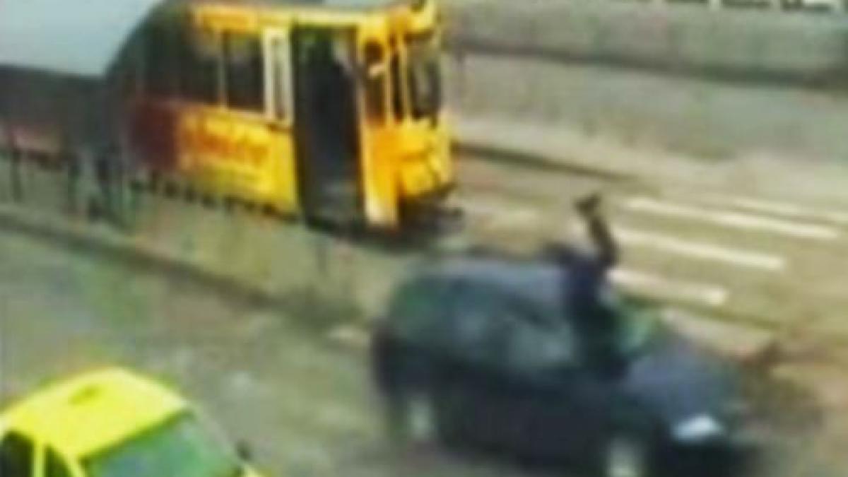 imagini socante iesean izbit in plin in timp ce traverseaza pe rosu