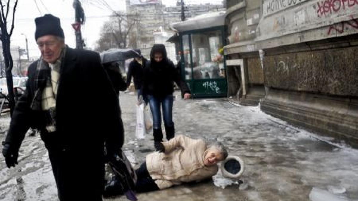 sezonul fracturilor si entorselor zeci de oameni au ajuns la spital dupa ce au cazut pe gheata