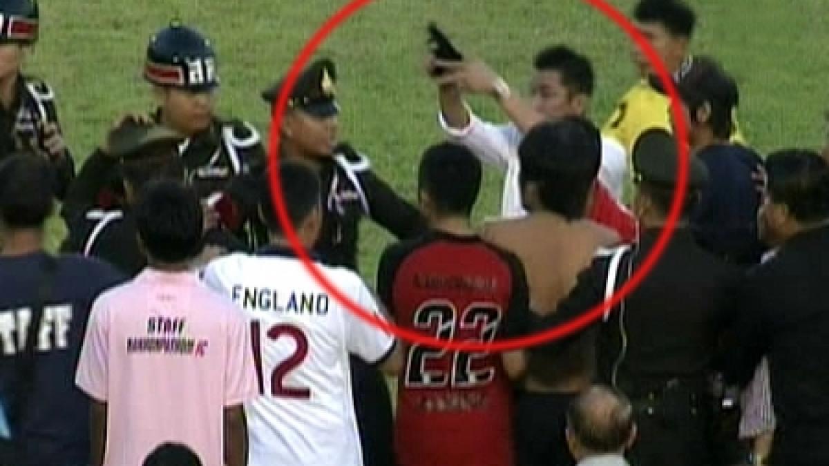 thailanda un arbitru a fost batut si amenintat cu arma de suporteri