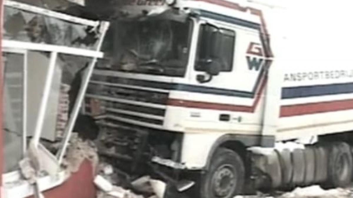 tractarea tir ului infipt in muzeul din calugareni blocheaza traficul pe dn5