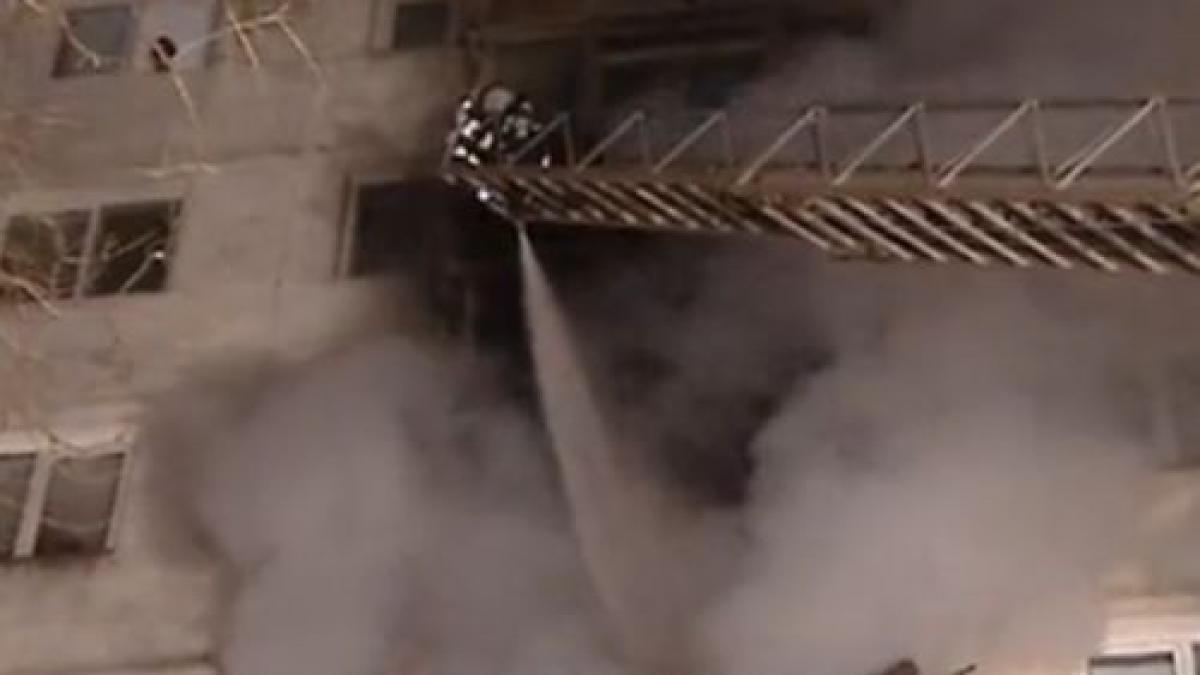 explozie urmata de incendiu intr un bloc din sectorul 3 al capitalei doi oameni au ajuns la spital