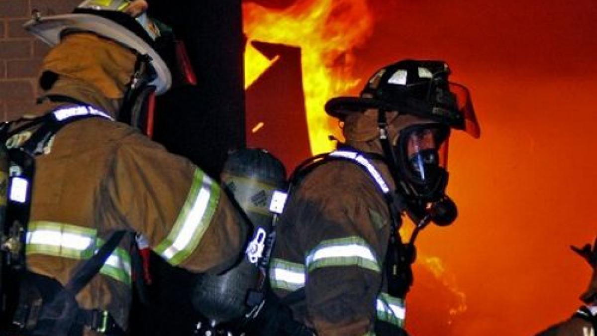 new jersey zeci de oameni evacuati dupa ce un imobil a luat foc