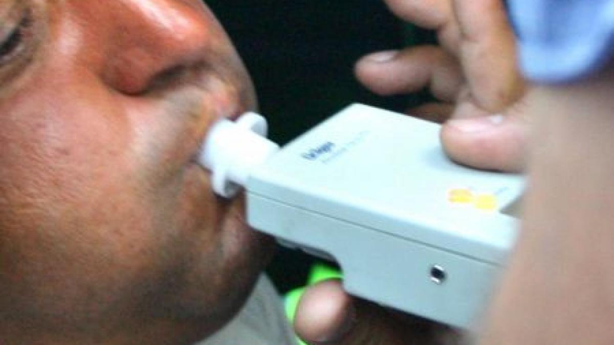 sarbatori cu aburi de alcool un iesean prins la volan cu o alcoolemie record