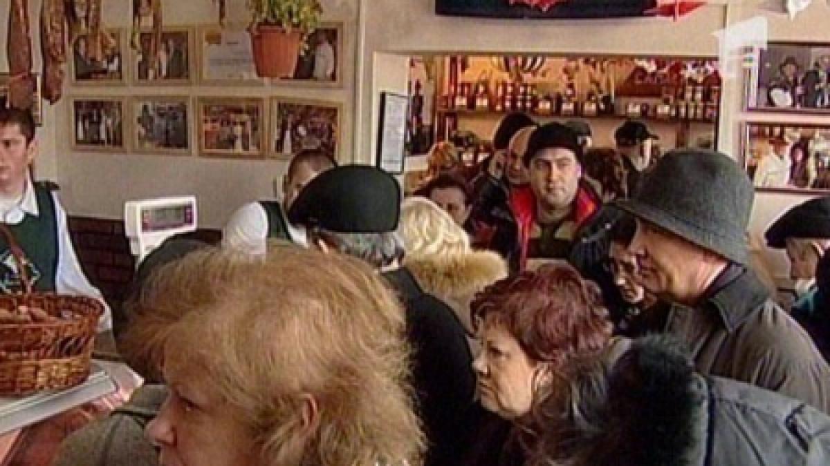 aglomeratie in magazine desi li s au micsorat veniturile romanii nu renunta la masa bogata de