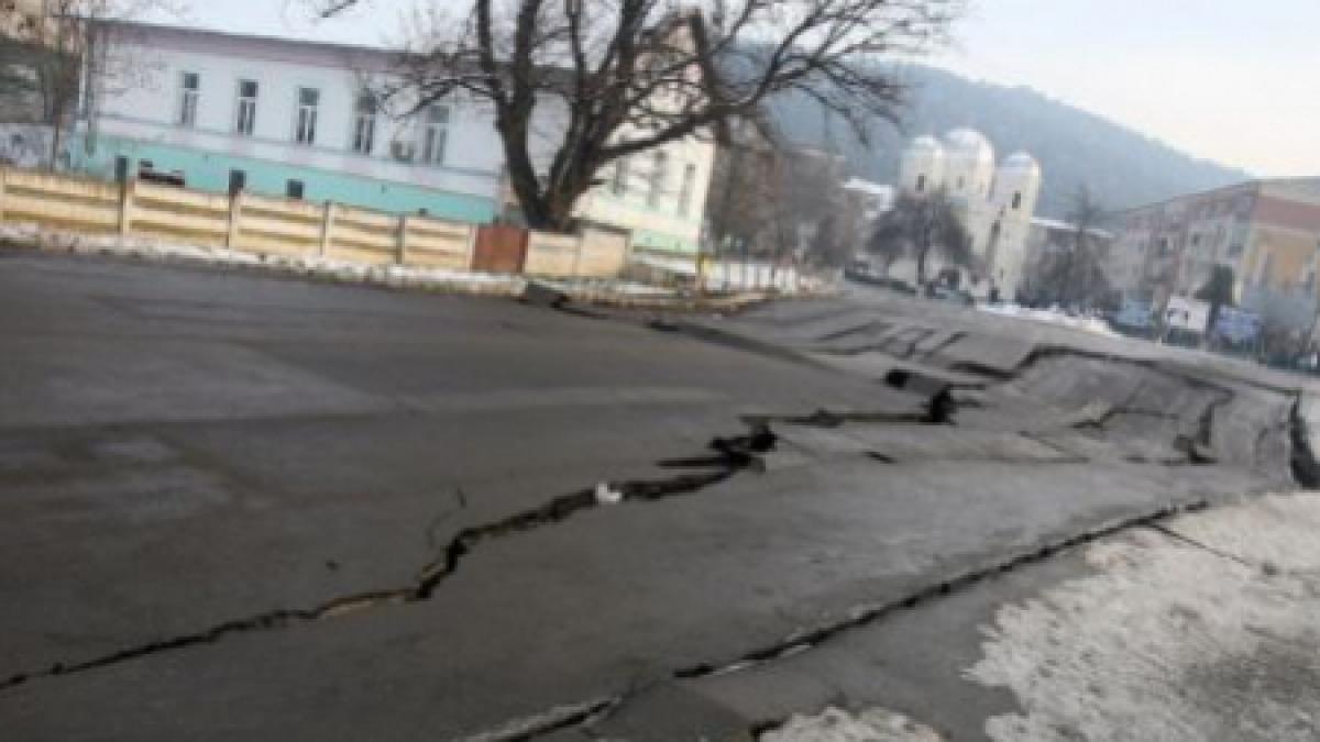 ocna mures locuitorii din apropierea supermarketului distrus de surparea de teren pescuiesc