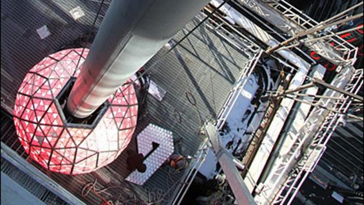 americanii si londonezii se pregatesc pentru noul an celebrul glob din times square testat cu succes