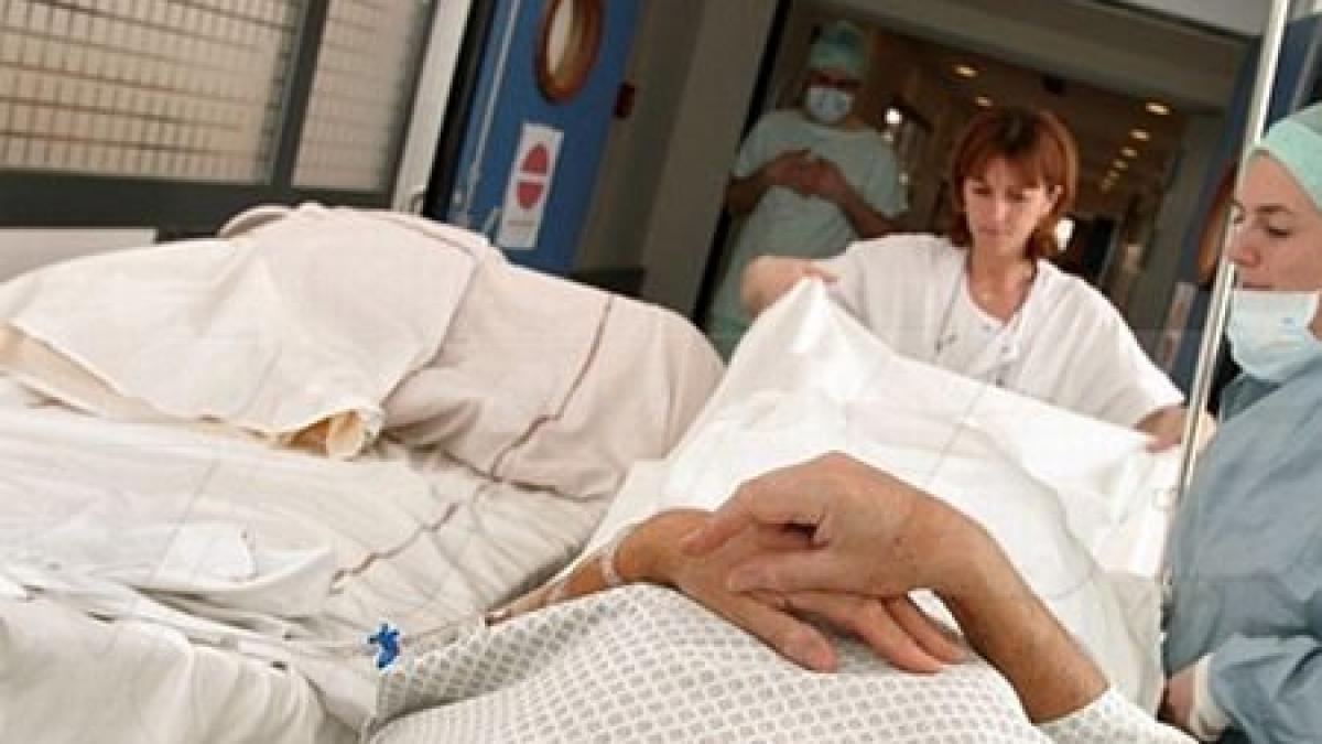 un roman fara adapost incendiat in nisa la inceputul lunii a murit in spital