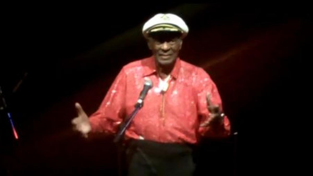 sua chuck berry a lesinat pe scena in timpul unui concert