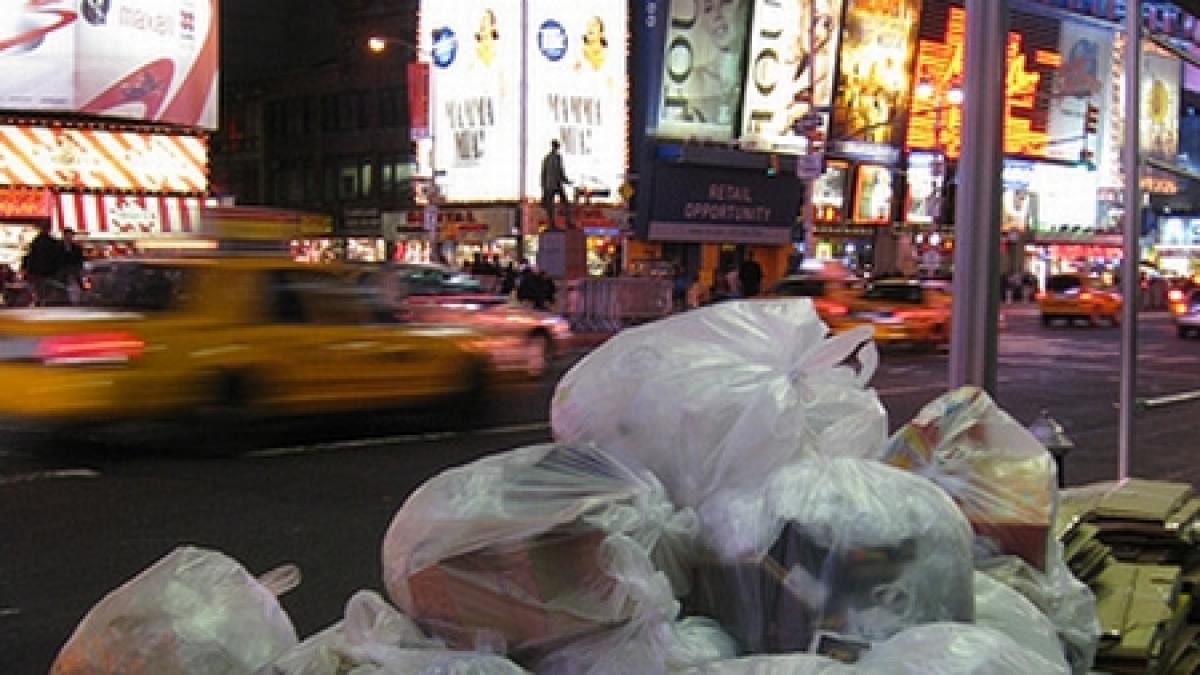 s a aruncat de la etajul 9 si a supravietuit datorita sacilor de gunoi