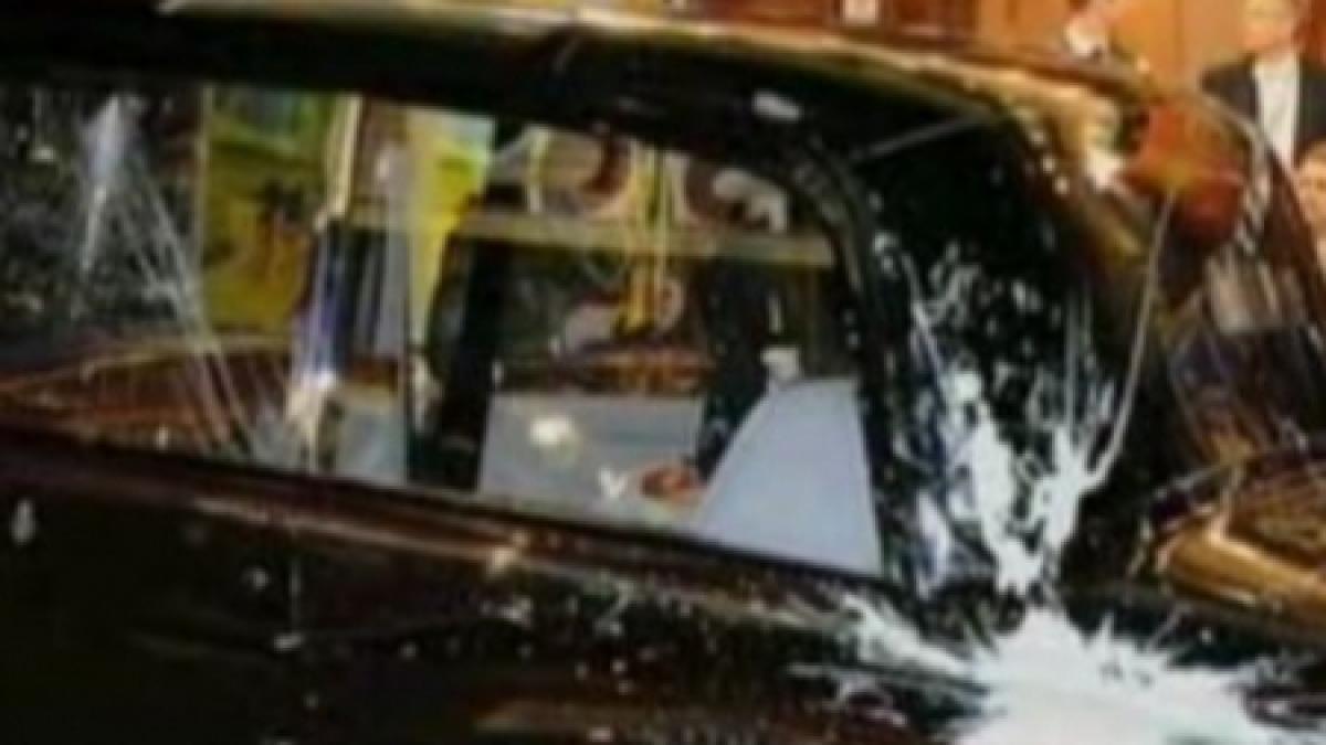 tinerii care au atacat masina printului charles cautati de politia britanica