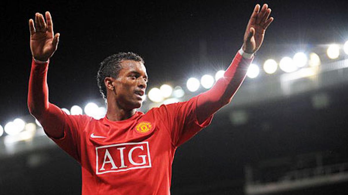 manchester united trece de stoke cu 2 1 si ia avans fata de city