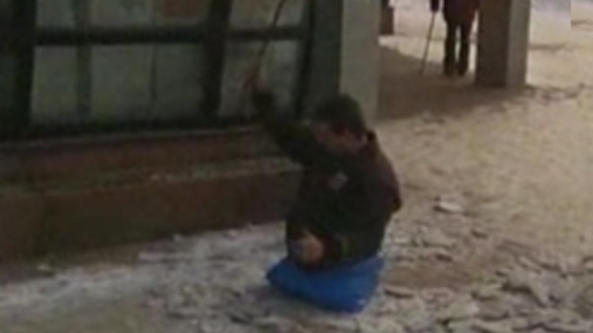 lectie de viata la piatra neamt un barbat fara picioare singurul care curata gheata din oras