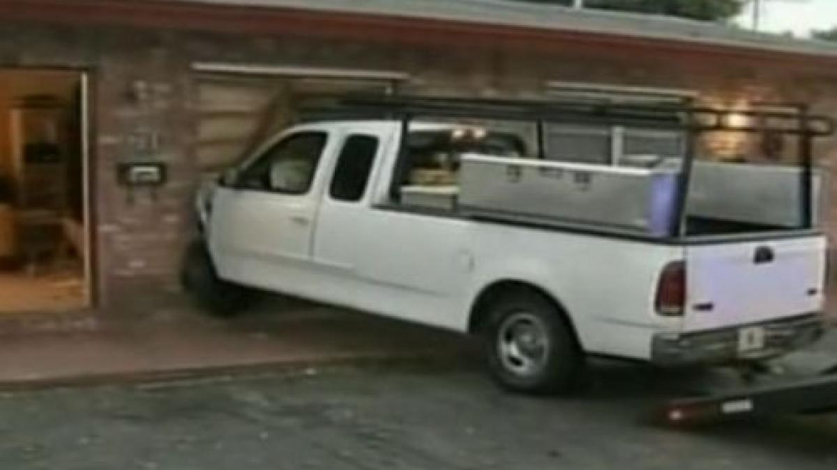 o familie din sua s a trezit cu o camioneta in casa