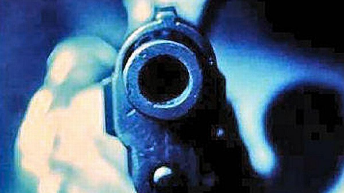 reportaj inedit doi jurnalisti francezi au zburat cu un pistol in bagajele de mana