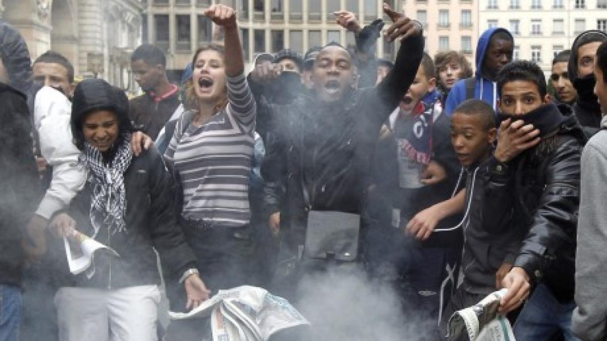 franta politia a blocat intrarea intr o cladire ocupata de 30 de studenti si activisti