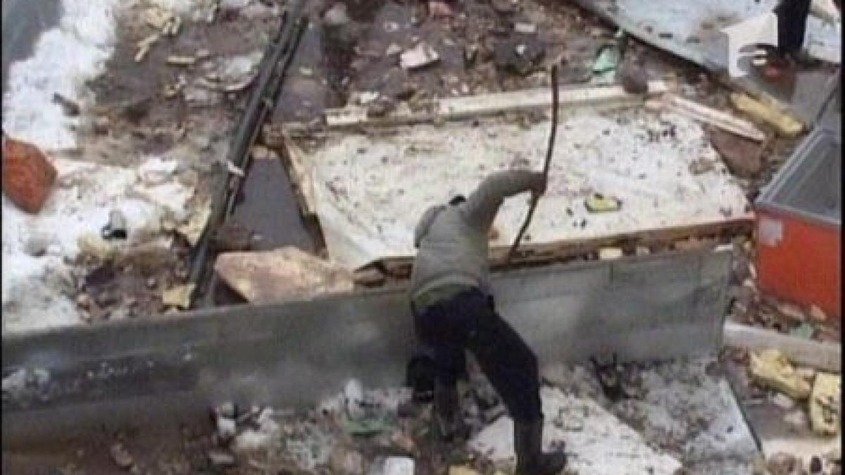 ocna mures sute de oameni pescuiesc produse din craterul care a inghitit un supermarket