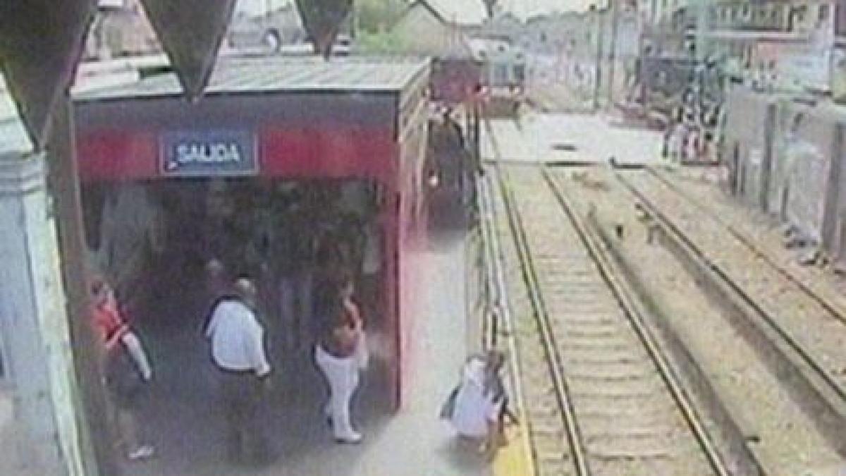 argentina nu a patit nimic dupa ce a fost scapata de mama pe sine chiar inainte sa treaca trenul