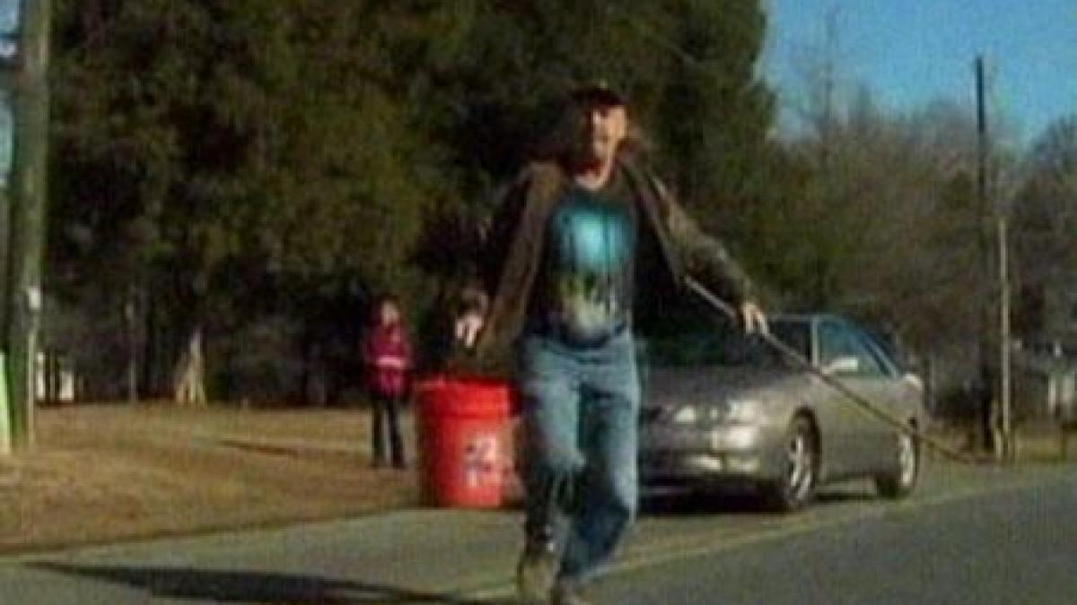 sua un reporter este lovit cu bata de un fermier furios ca e filmat