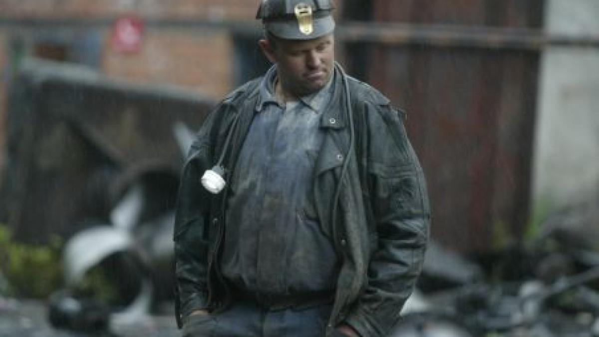 aproximativ 10 000 de salariati din industria miniera si energetica ar putea intra luni dimineata