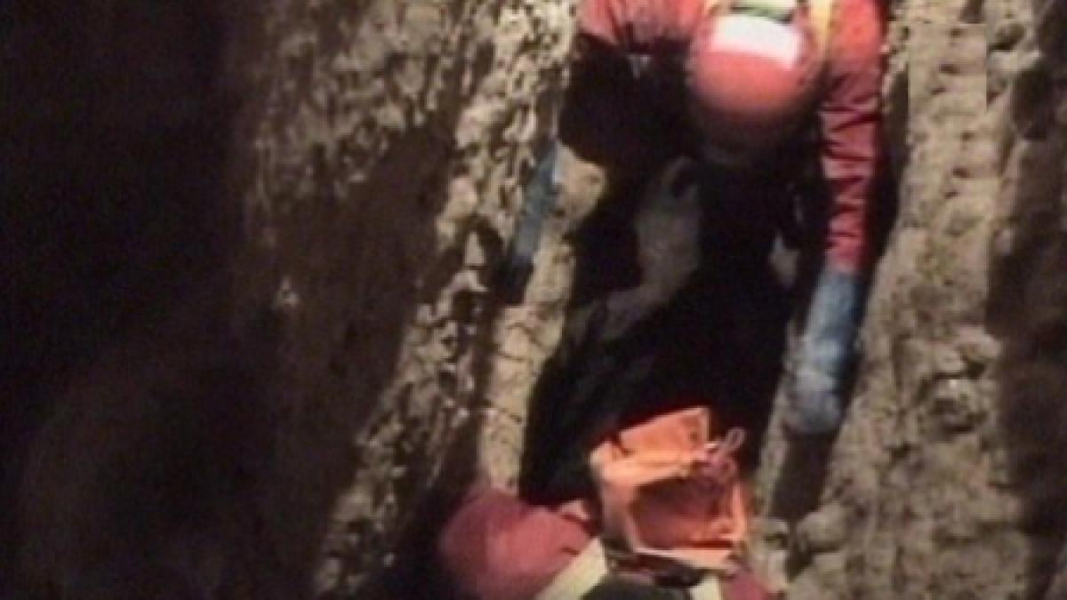 hunedoara cei cinci speologi blocati in pestera sura mare au fost salvati dupa aproximativ 15 ore