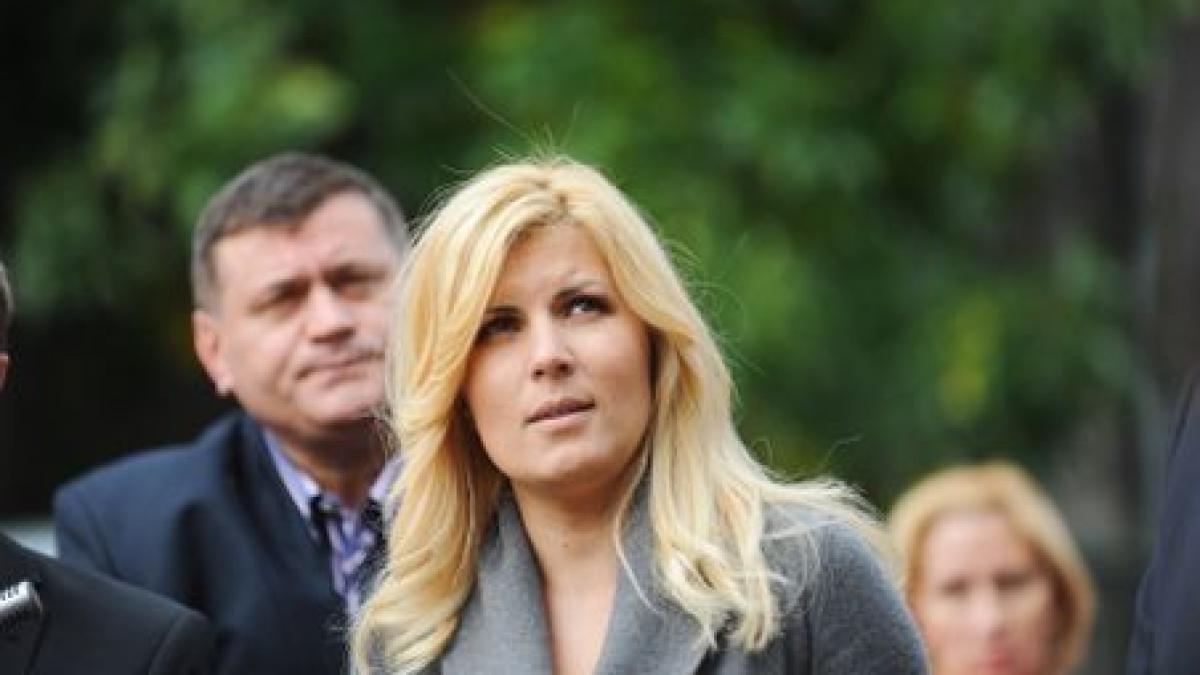 elena udrea huiduita de pensionari la braila
