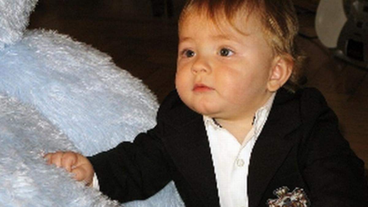 Prinţul Carol Ferdinand a împlinit un an: Preşedintele Băsescu i-a tăiat moţul şi i-a dăruit un pix Mont Blanc