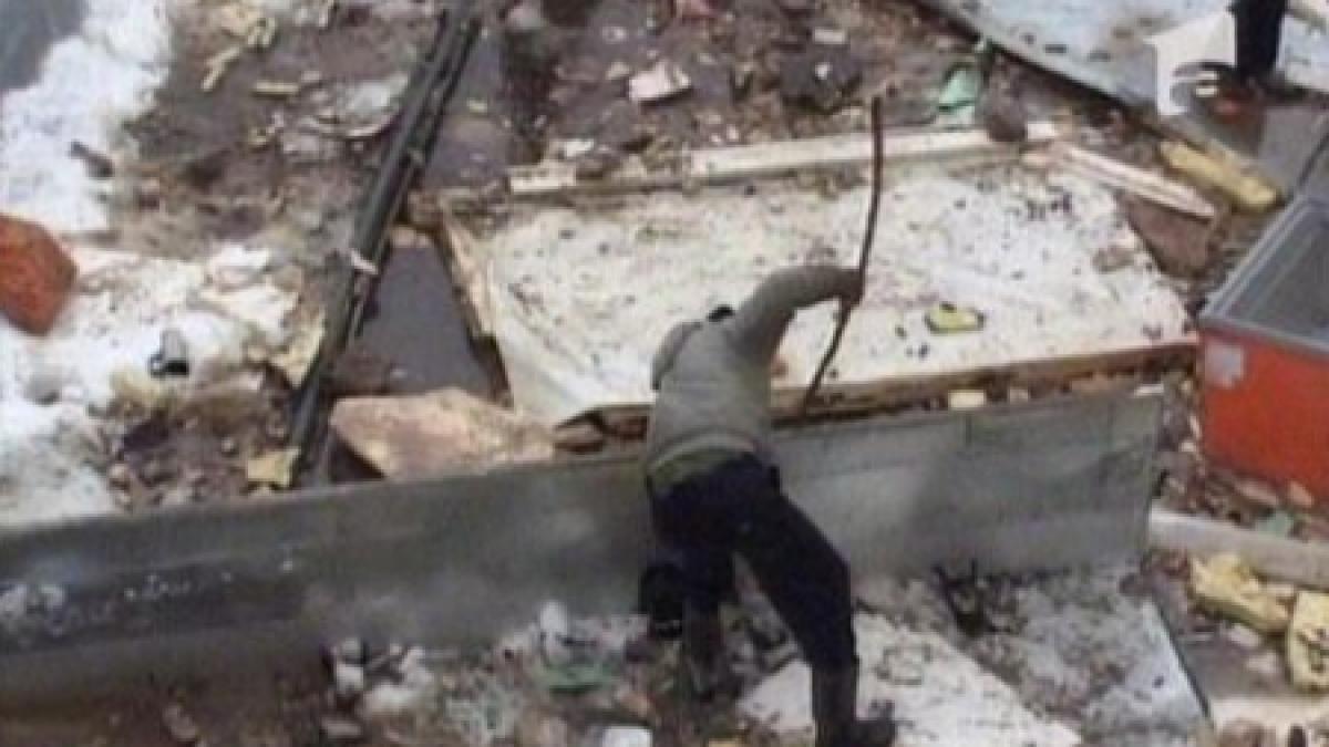 sute de oameni au pescuit in continuare mancare din resturile supermarketului scufundat la ocna