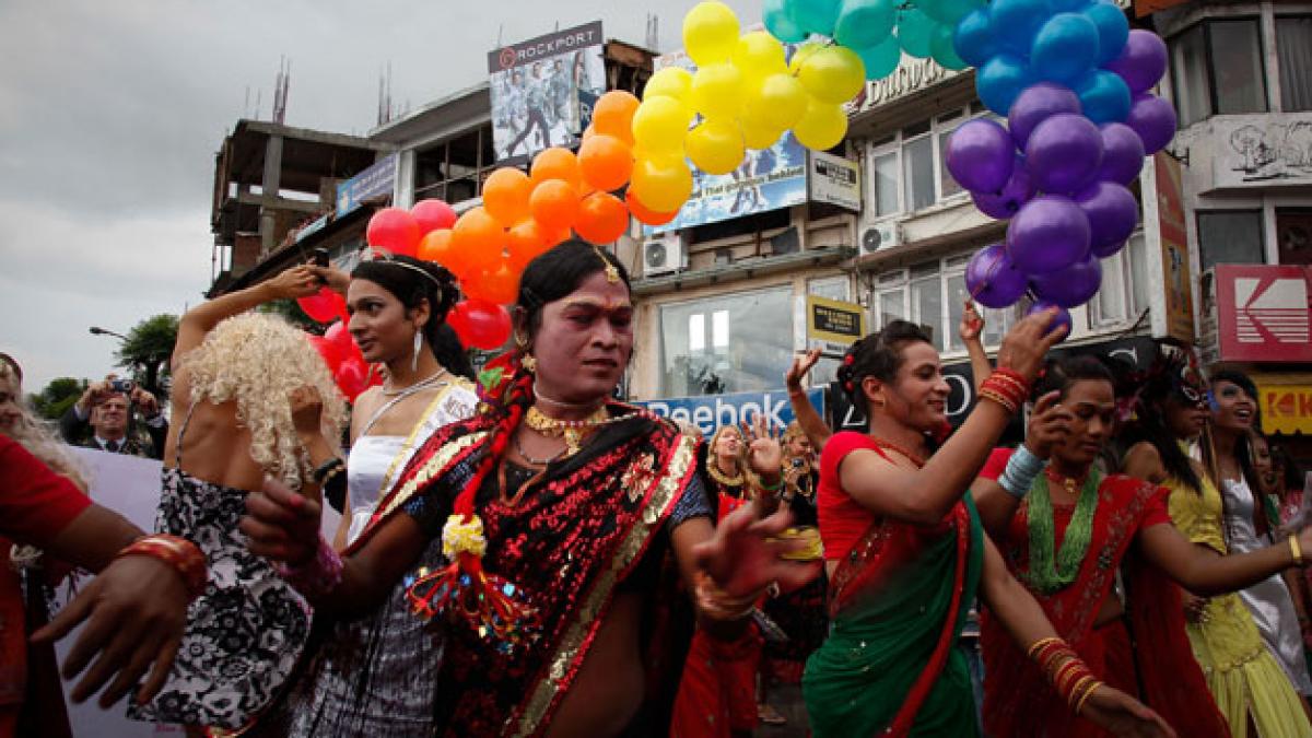turismul din nepal promovat cu nunti pentru homosexuali la poalele everestului