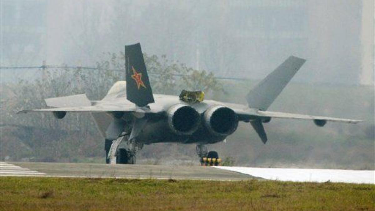 avionul invizibil al chinei a zburat pentru prima oara inainte de intalnirea lui robert gates cu