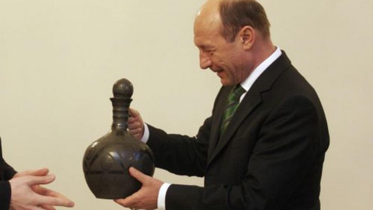 basescu a primit in 2010 un bici din piele si un fanion al casei regale cioaba vezi lista cadourilor
