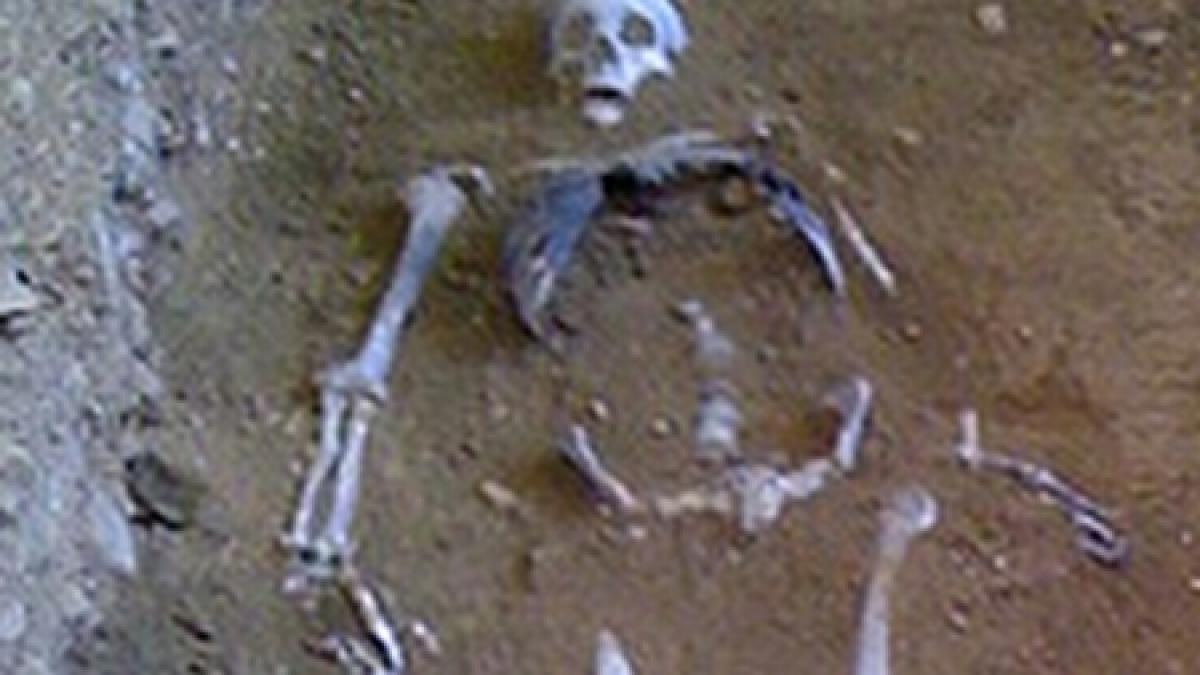 Descoperire macabră în Piteşti: Schelet uman găsit sub duşumeaua unei locuinţe