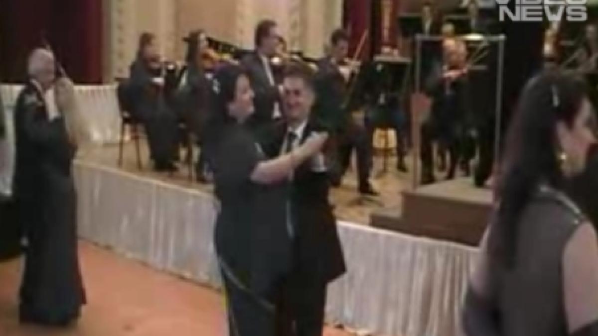 daniel funeriu danseaza vals la balul de cristal organizat de gheorghe falca