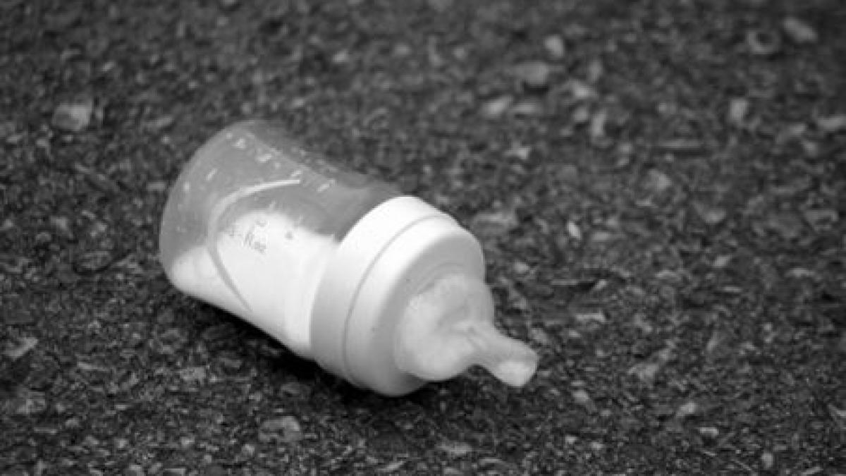 franta un barbat si a uitat fiica in fata unei pizzerii dupa ce a baut prea mult