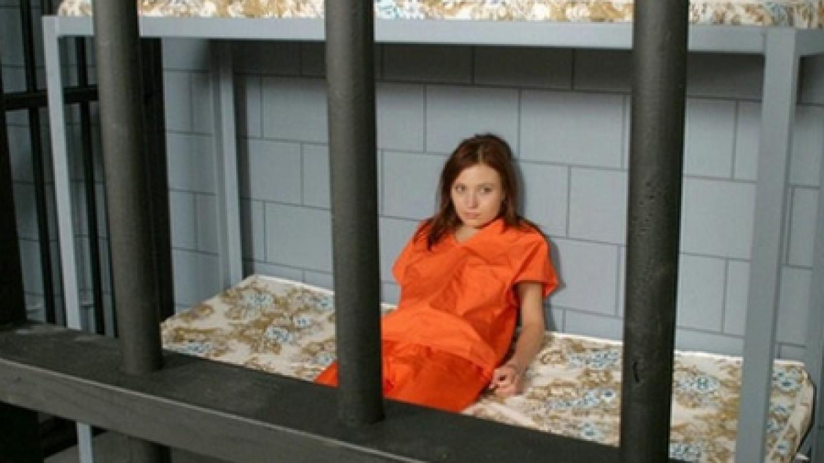 directorul unei inchisori indragostit de o detinuta tratament preferential pentru favoruri sexuale