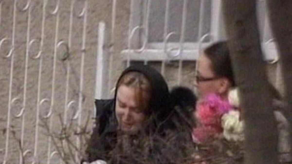 mama copilului care a murit dupa ce iubitul s a aruncat cu el de la etajul 9 a fost externata