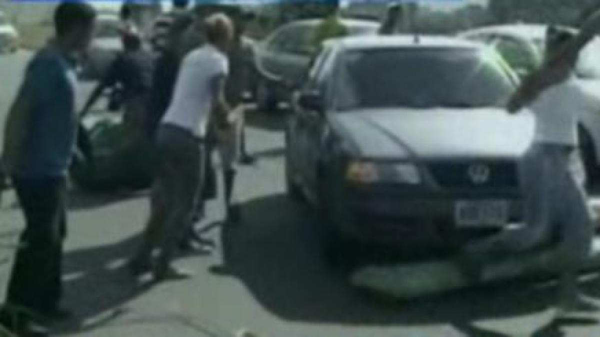 venezuela patru oameni au fost raniti dupa ce o masina si un autobuz au intrat intr un grup de