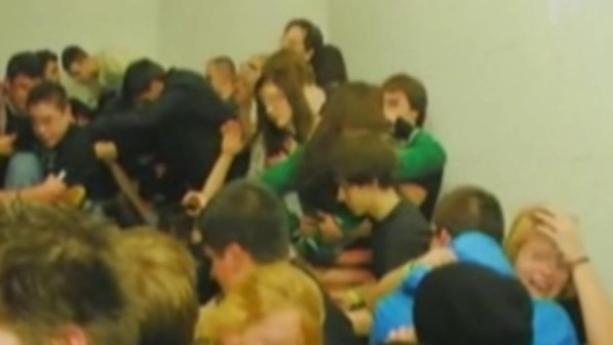 mii de oameni s au calcat in picioare intr un club din budapesta trei tinere au murit