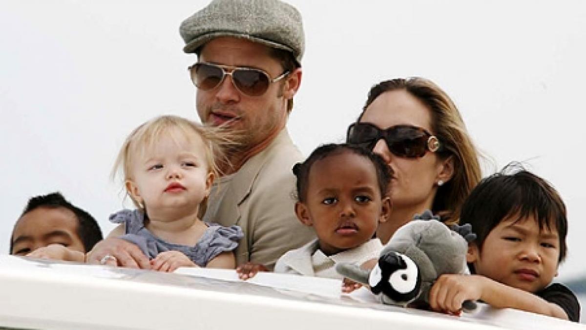 angelina jolie si brad pitt vor sa adopte un copil din romania
