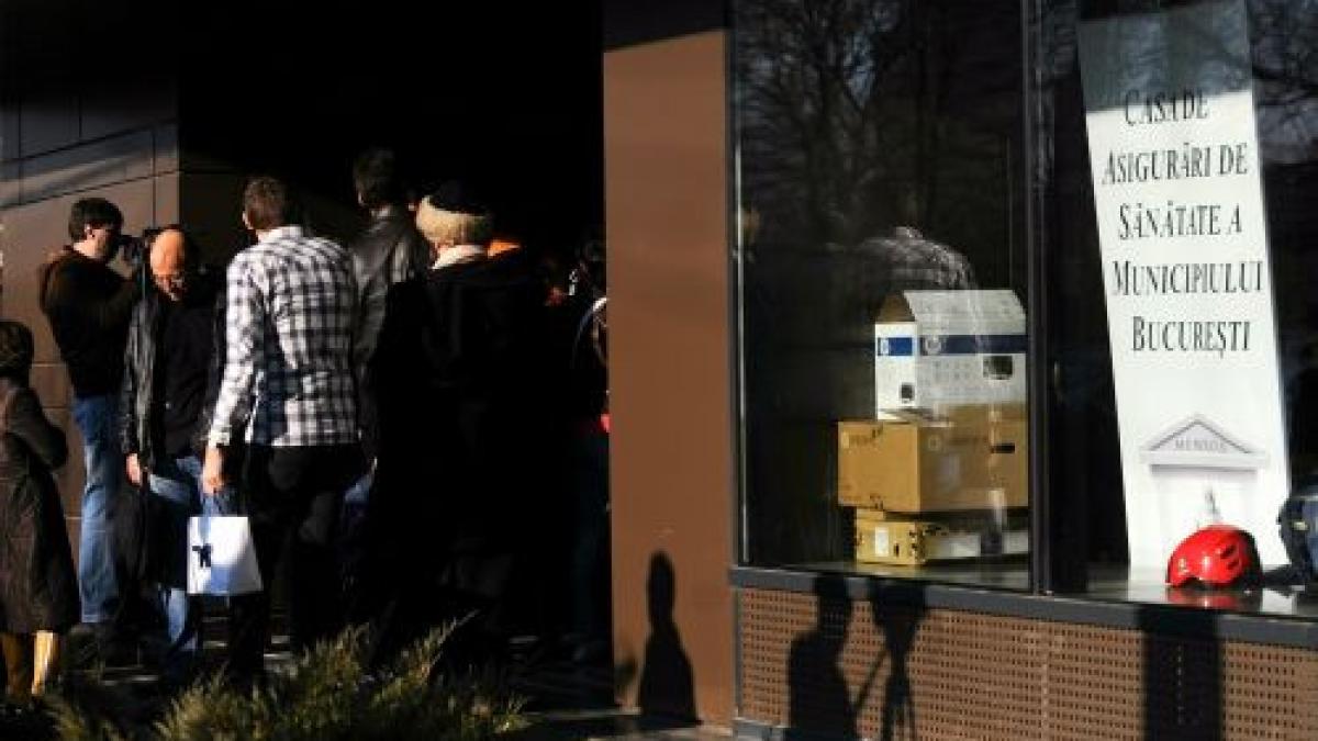 aglomeratie la casa de asigurari de sanatate bucuresti peste o suta de oameni stau la coada