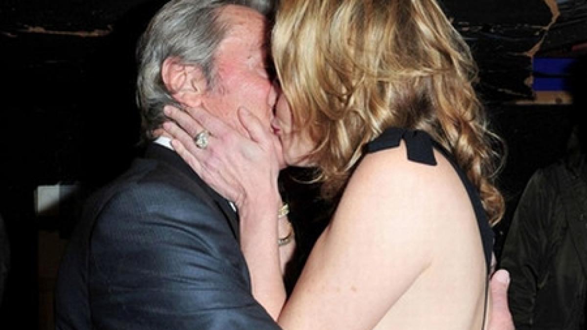 sharon stone si alain delon s au sarutat in culisele unei emisiuni tv