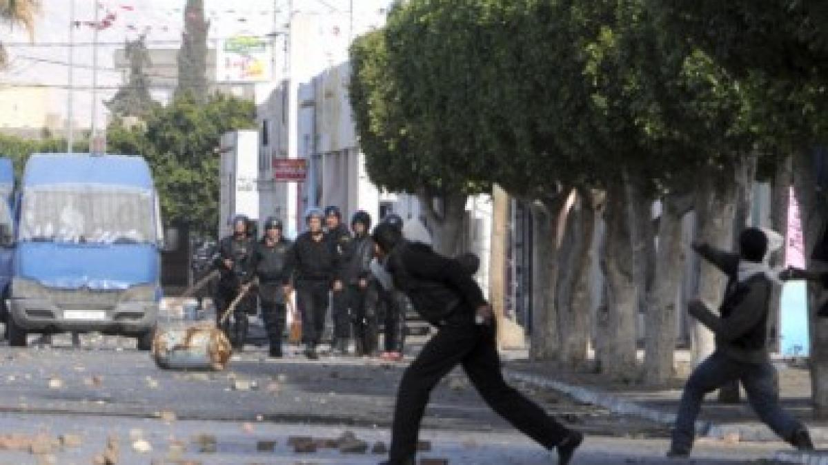 violentele continua in tunisia 12 vanatori suedezi batuti cu cruzime de militari