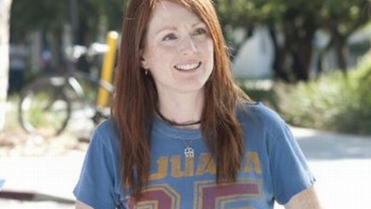 julianne moore desemnata femeia anului de universitatea harvard