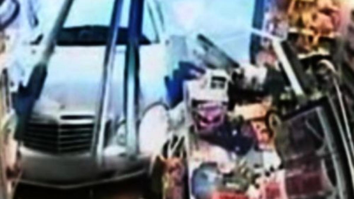 la un pas de moarte o femeie a intrat cu masina in vitrina unui magazin din marea britanie