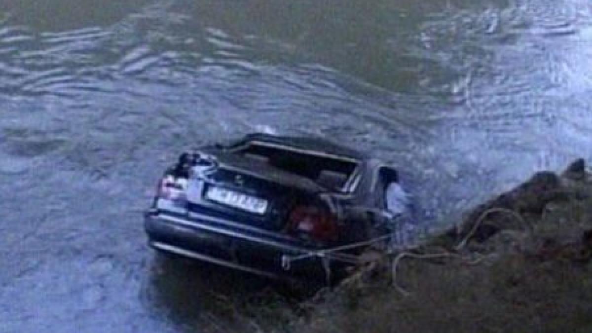 o femeie a ajuns cu masina in raul bistrita dupa ce a incercat sa parcheze cu spatele