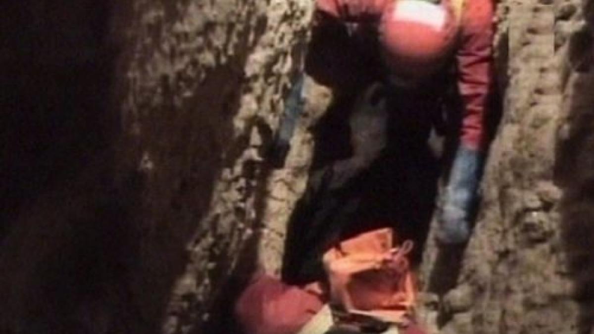 pompierii din mehedinti au salvat un tanar blocat de peste doua ore intre stanci