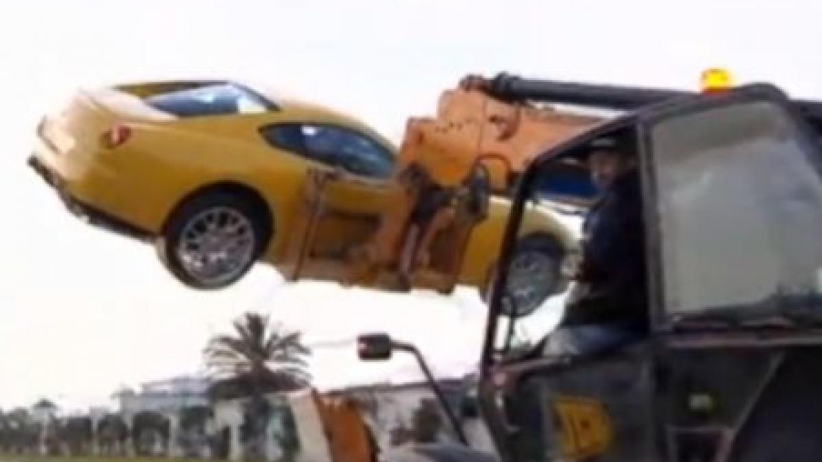 un ferrari al fostului presedinte tunisian a fost furat cu excavatorul de cetatenii nemultumiti